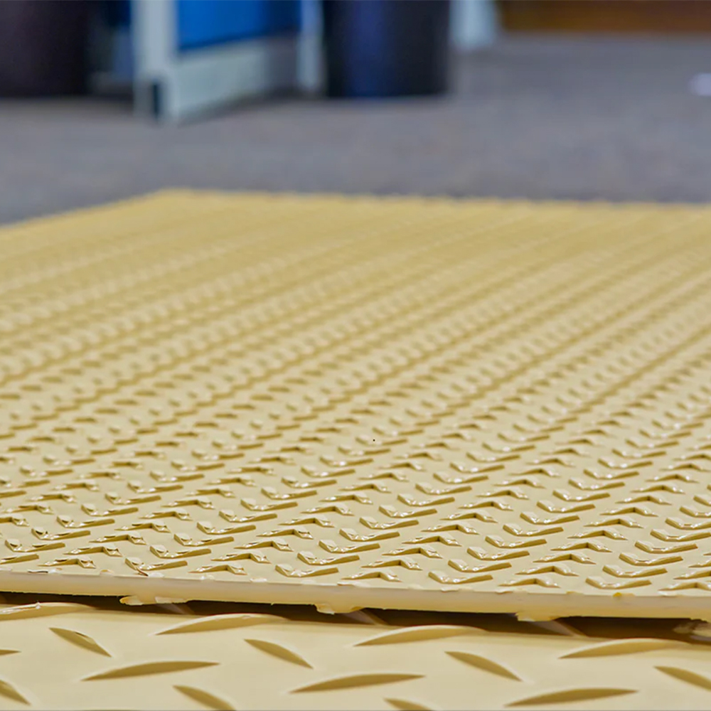 Texture of both diamond and V surfaces of Blue Gator Lite Ground Protection Diamond Mat Tan 3/8 Inch x 4x8 Ft.