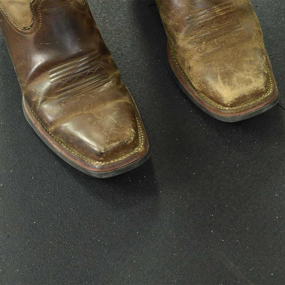 interlocking horse stall mats with cowboy boots